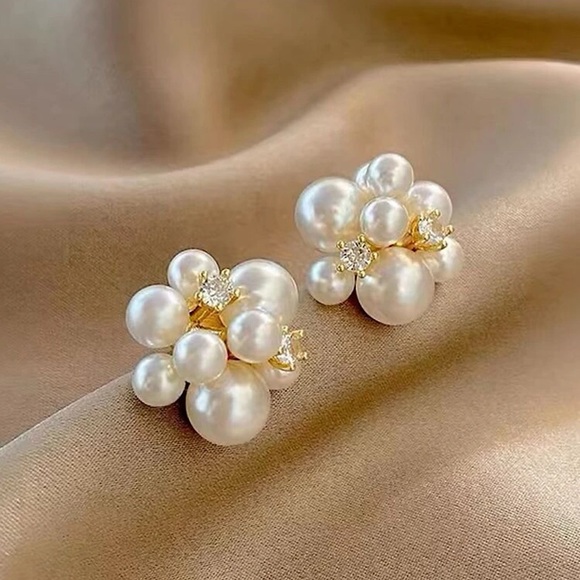 Jewelry - Gorgeous Faux Pearl & Rhinestone Decor Stud Earrings